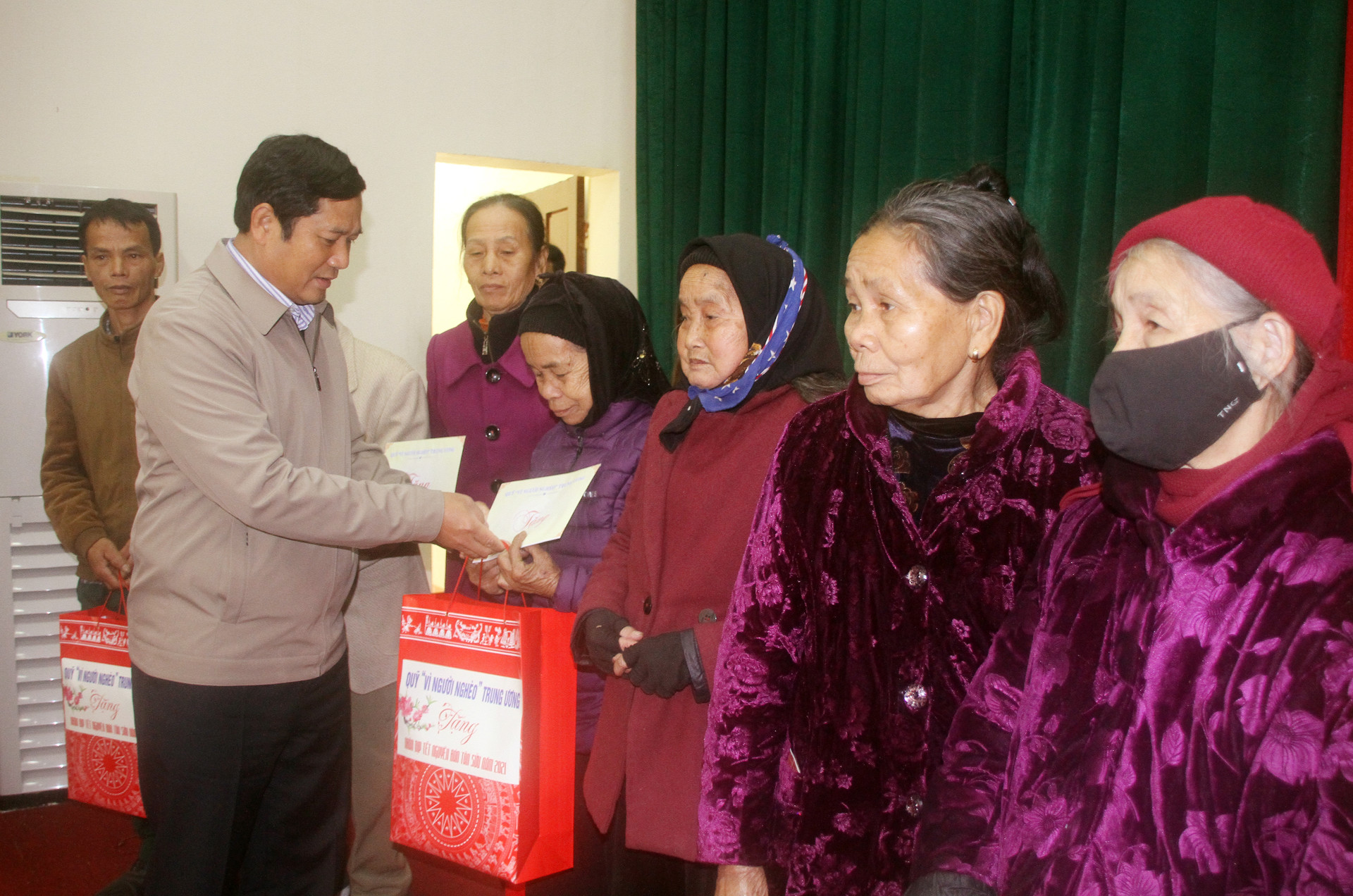 Ông Phạm Thái Hanh, Chủ tịch UBMTTQ tỉnh Thái Nguyên tặng quà cho người nghèo.
