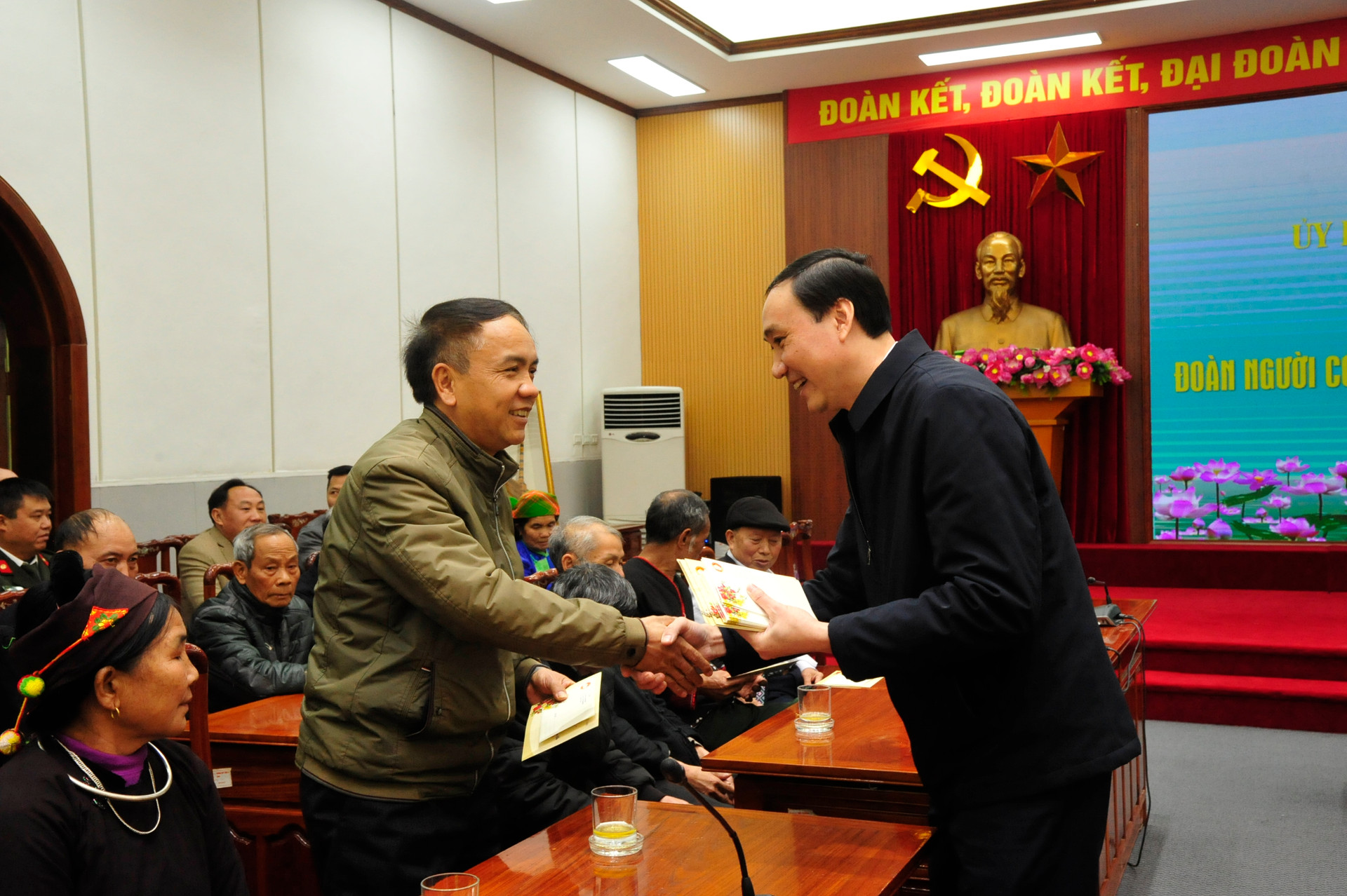 Phó Chủ tịch Phùng Khánh Tài tặng quà cho người uy tín tiêu biểu.