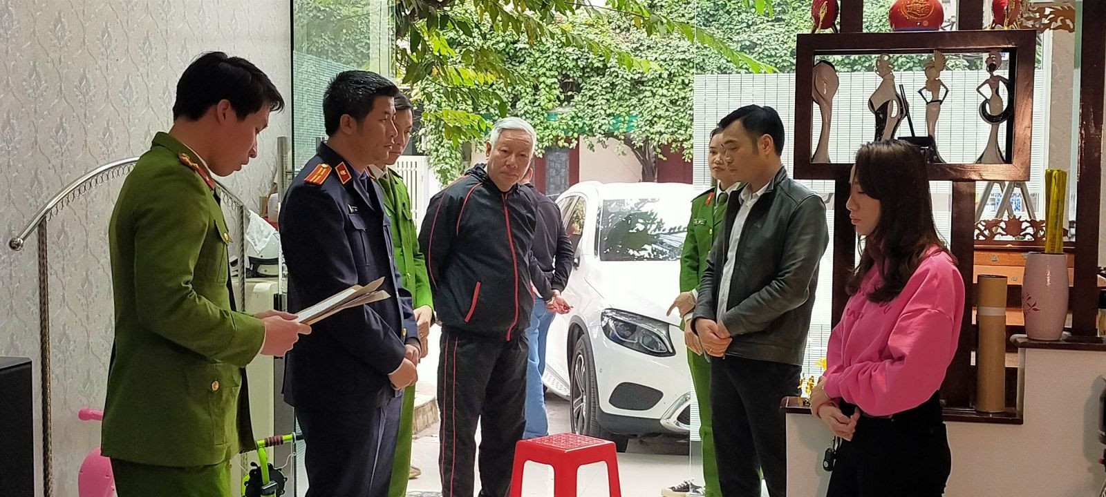 Cơ quan CSĐT Công an tỉnh Thanh Hoá thi hành Lệnh khám xét nơi ở của 