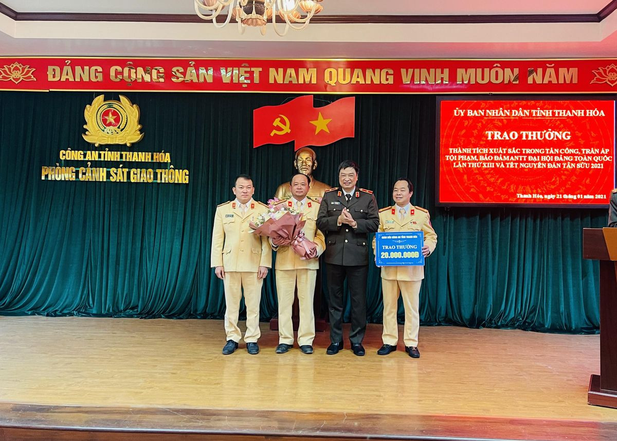 Thiếu tướng Trần Phú Hà, Giám đốc Công an tỉnh trao thưởng cho Trạm CSGT Quảng Xương  
