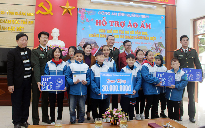Công an tỉnh đến thăm và tặng quà cho trẻ em có hoàn cảnh đặc biệt nhân dịp Tết Nguyên đán Tân Sửu 2021. Ảnh: Công an tỉnh Quảng Ninh.
