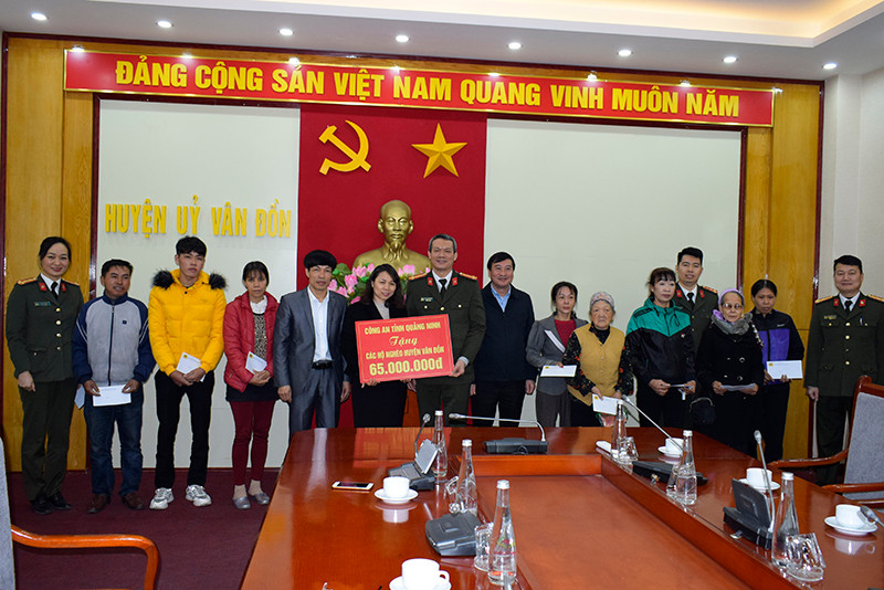 Công an tỉnh Quảng Ninh trao tặng quà tết cho các hộ nghèo tại huyện Vân Đồn. Ảnh: Công an tỉnh Quảng Ninh.