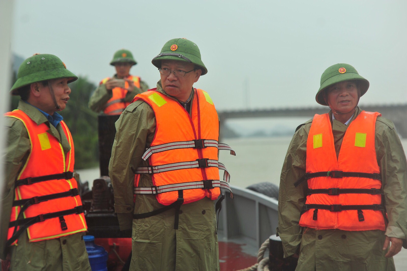 Tiến sĩ Bùi Thiên Thu (giữa) trong chuyến kiểm tra công tác phòng chống bão tại miền Trung.