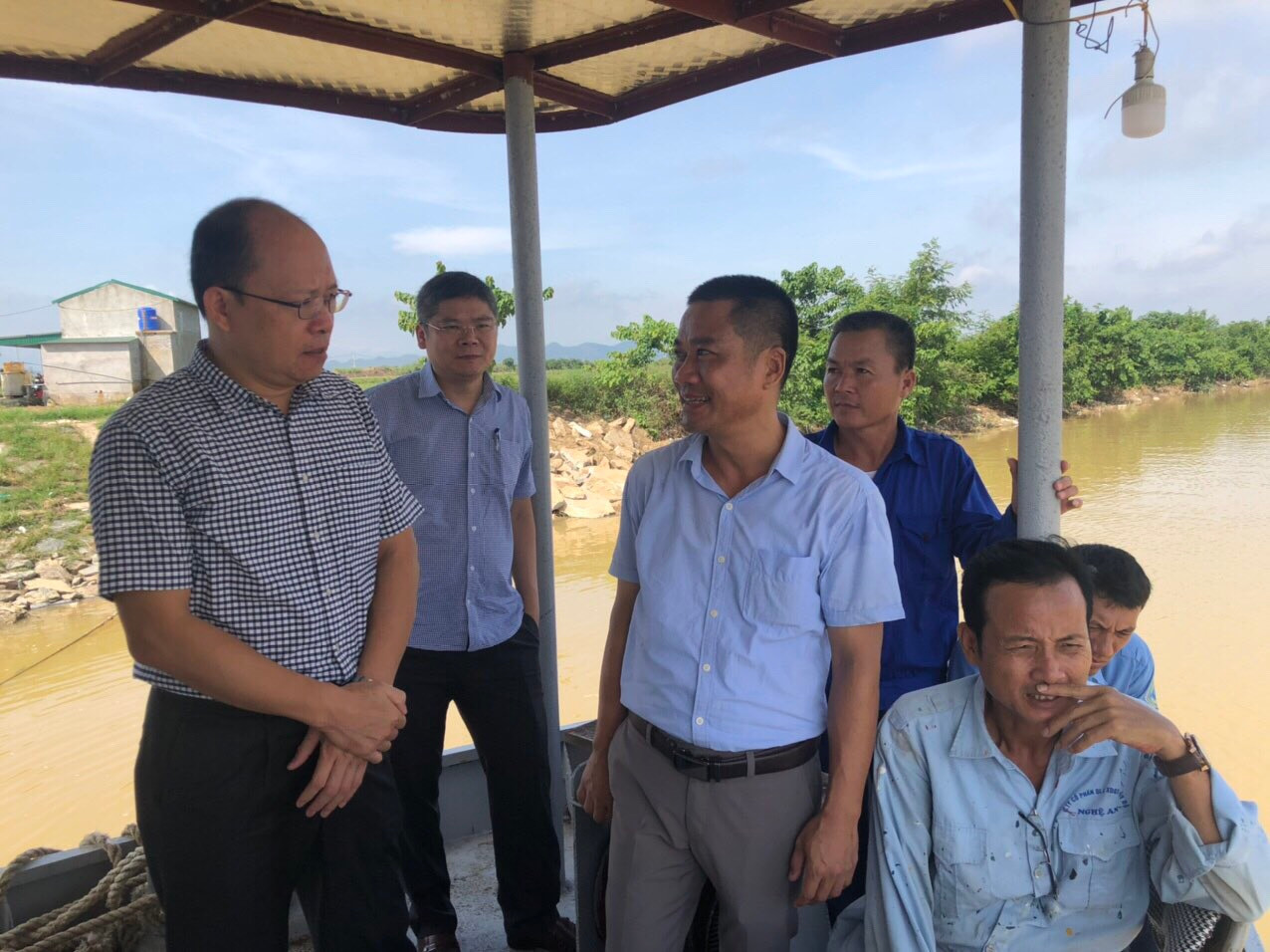 Tiến sĩ Bùi Thiên Thu (áo kẻ bên trái) kiểm tra công tác ứng phó sự cố thiên tai tại Nghệ An vào tháng 10/2020.