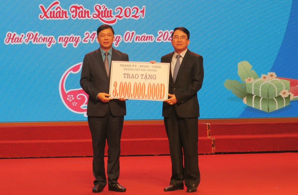 Phó Chủ tịch UBND thành phố Lê Khắc Nam trao tặng công nhân lao động 3 tỷ đồng đón Tết 