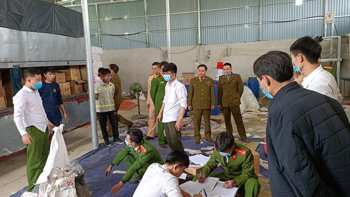 Lực lượng Công an ập vào kiểm tra cơ sở sản xuất nước giặt, chất tẩy rửa giả