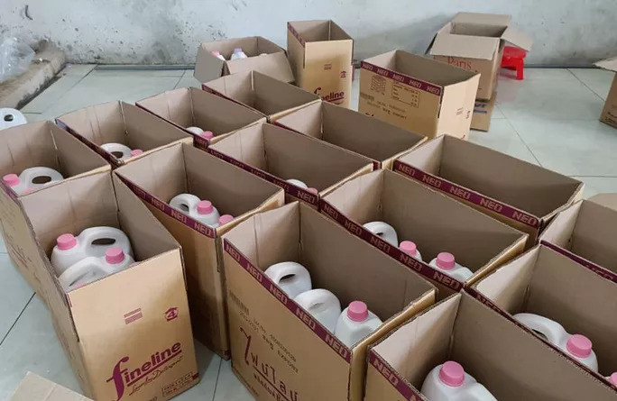 500 thùng hàng thành phẩm đã được đóng gói để đem đi tiêu thụ