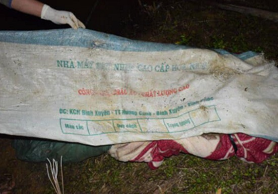 Thi thể người phụ nữ bị bỏ trong bao tải dưới hồ thủy lợi. Ảnh: Công an tỉnh Sơn La
