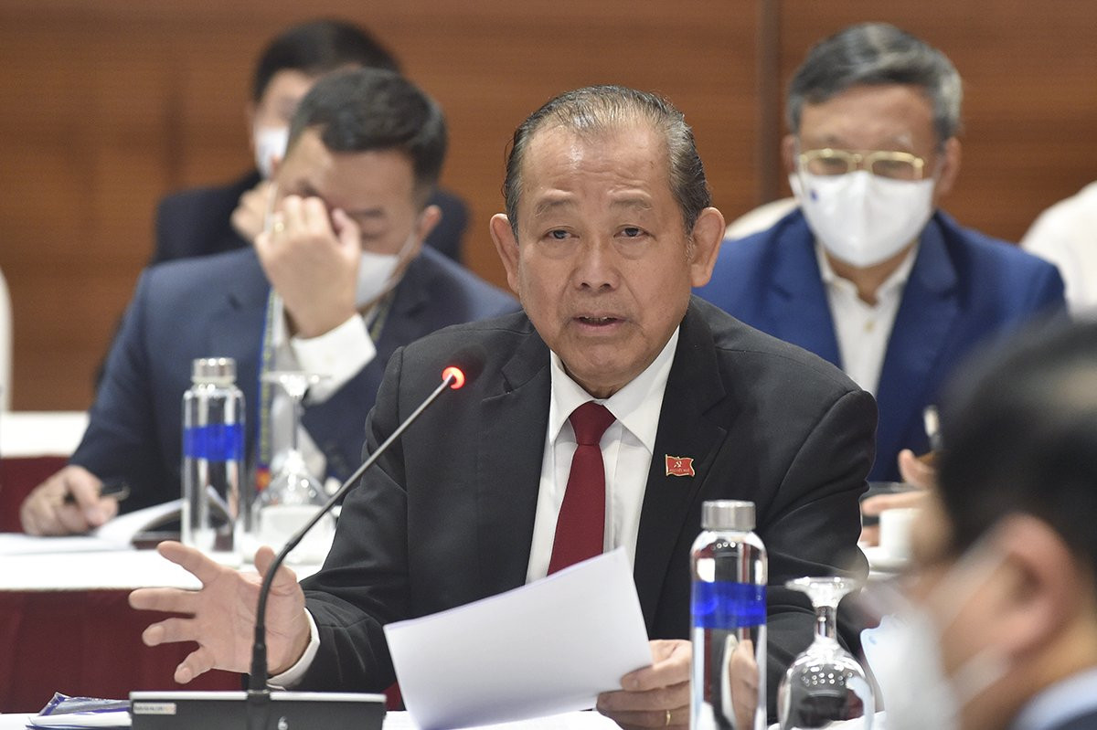 Phó Thủ tướng Thường trực Chính phủ Trương Hòa Bình phát biểu tại cuộc họp. 