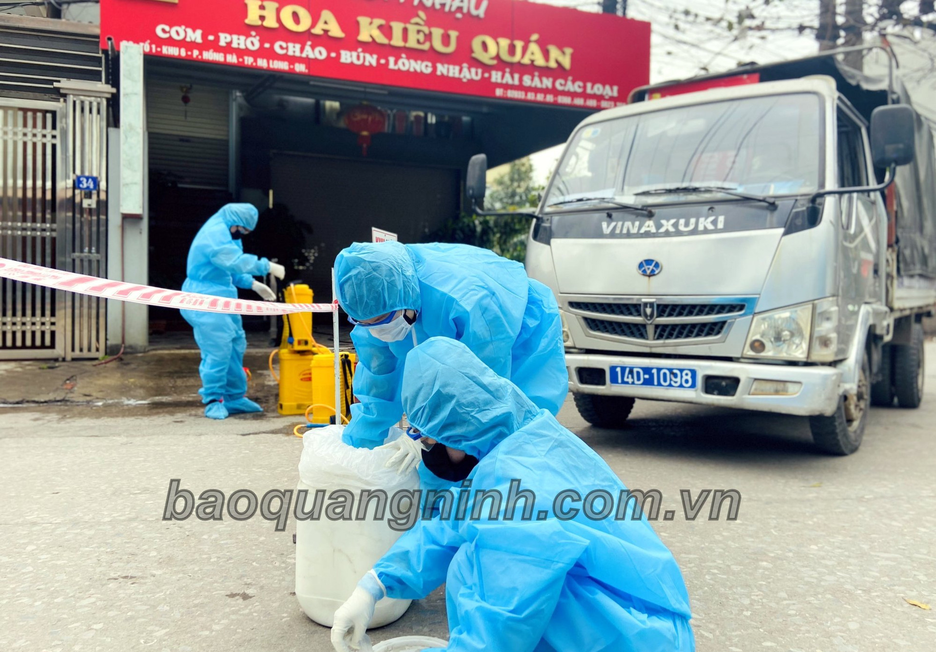 Lực lượng y tế TP Hạ Long tổ chức phun khử khuẩn khu vực tổ 1, khu 6, phường Hồng Hà, trong sáng 28/1. Ảnh: Báo Quảng Ninh