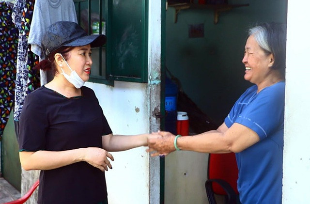 Chị Dương (phải) là chủ của 80 phòng trọ ở TP Thủ Dầu Một, đã tình nguyện miễn phí 2 tháng tiền thuê phòng cho người lao động nhằm chia sẻ khó khăn.