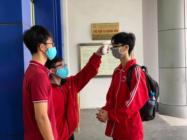 Sinh viên trường ĐH Bách khoa Hà Nội kiểm tra thân nhiệt 