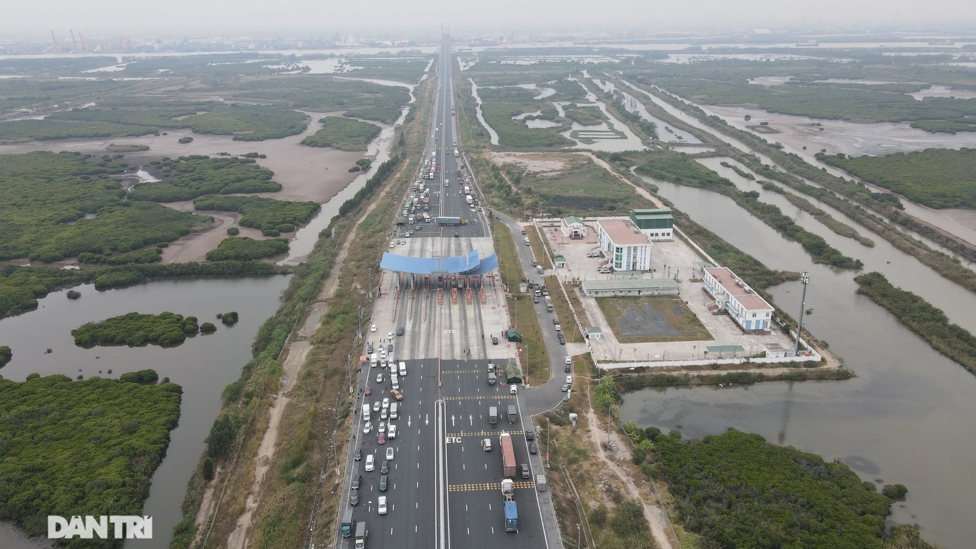Trước diễn biến phức tạp về tình hình dịch bệnh, tỉnh Quảng Ninh đã lập các chốt kiểm soát, tạm dừng hoạt động vận tải khách đường bộ, đường thủy trên địa bàn tỉnh.
