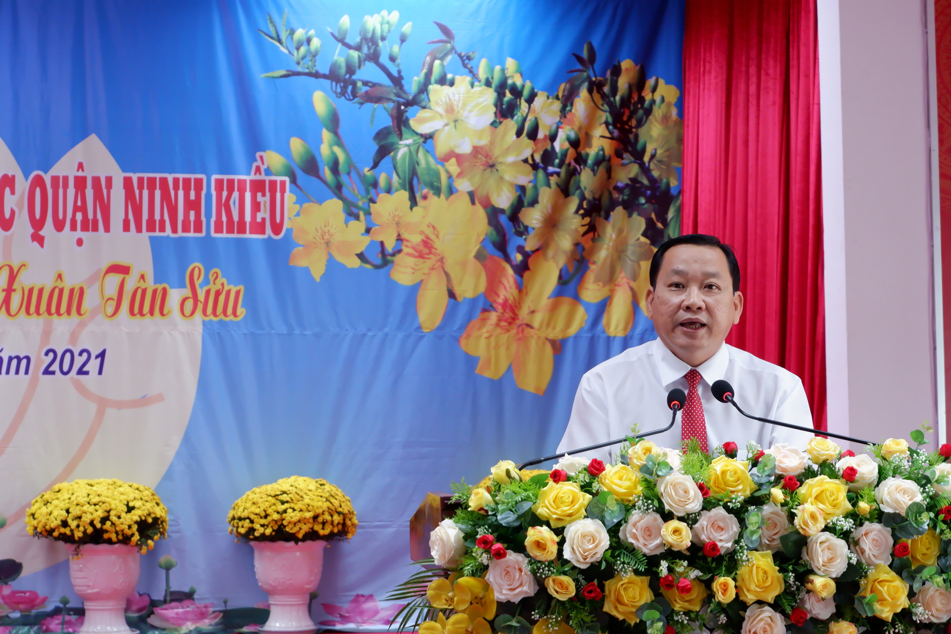 Phó Bí thư Thường trực Quận ủy Ninh Kiều Trần Tiến Dũng phát biểu chúc mừng tại ngày hội.