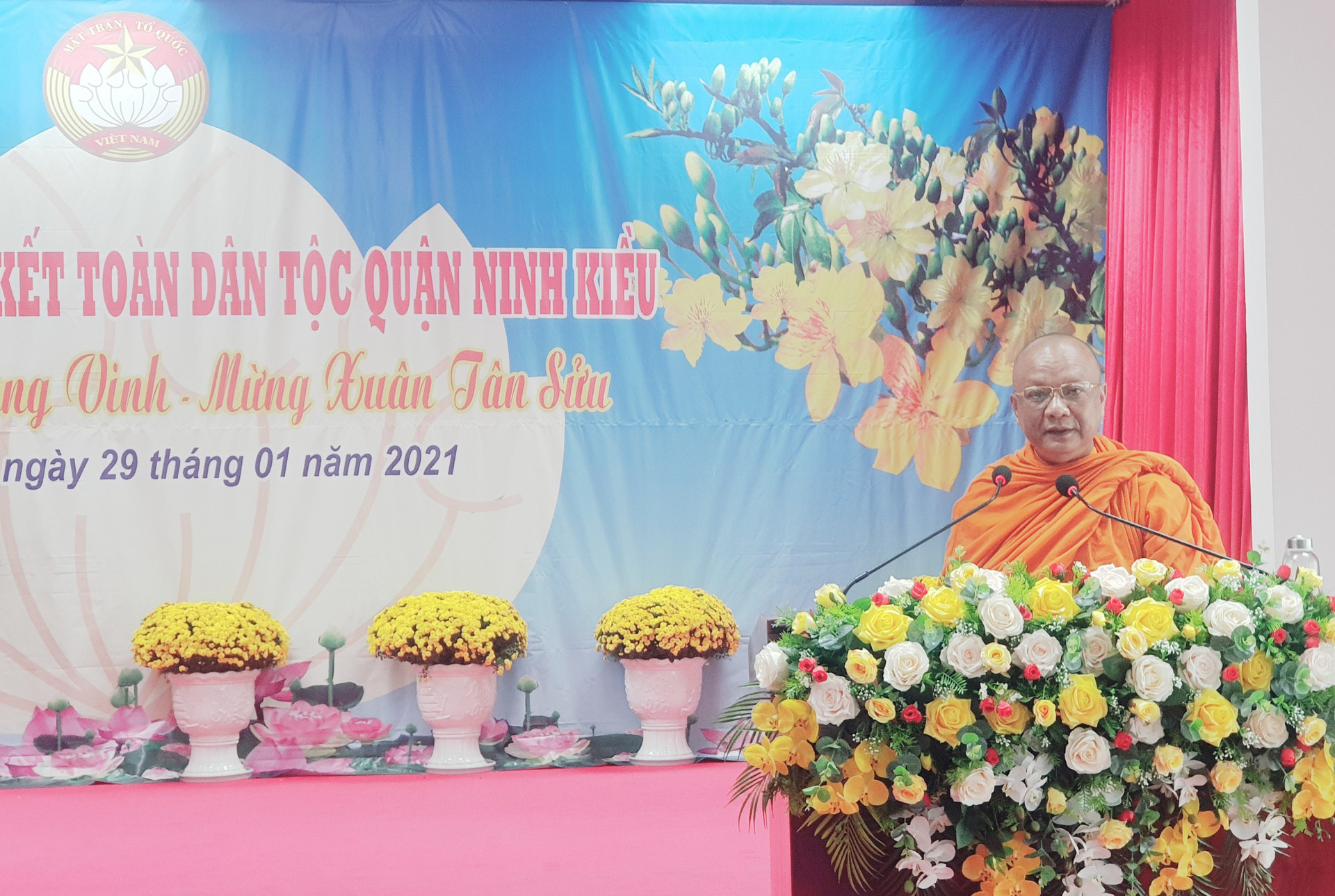 Thượng tọa Lý Hùng, đại diện ban Trị sự GHPG Việt Nam quận Ninh Kiều chia sẻ niềm vui tại ngày hội.