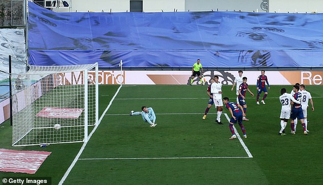 Roger Marti ấn định chiến thắng 2-1 cho Levante ở phút 78.