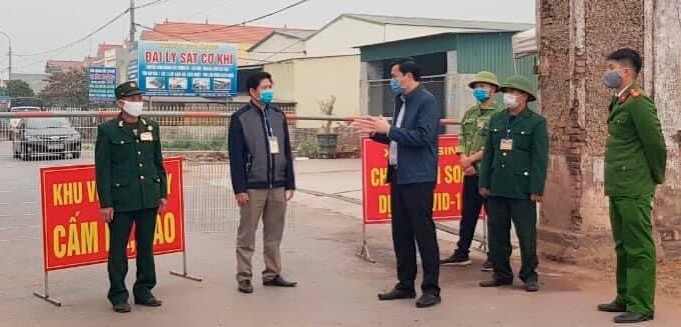 Ông Nguyễn Văn Ngoãn, Phó Bí thư Thị ủy Đông Triều kiểm tra việc chấp hành phong tỏa tạm thời tại xã An Sinh