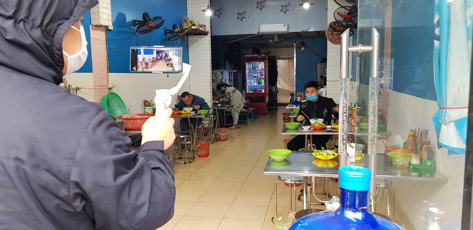 Một quán ăn sáng vi phạm quy định phòng chống dịch bệnh Covid-19 nằm trên đường Hạ Long (phường Bãi Cháy)