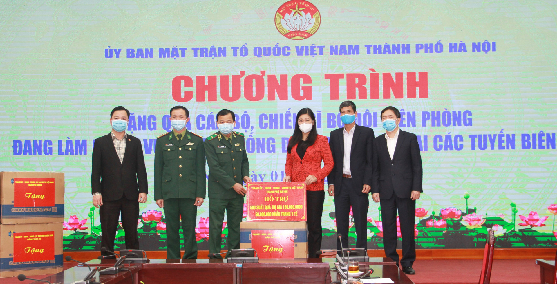 Chủ tịch UBMTTQ thành phố Hà Nội trao hỗ trợ cho Bộ Tư lệnh Bộ đội Biên phòng.