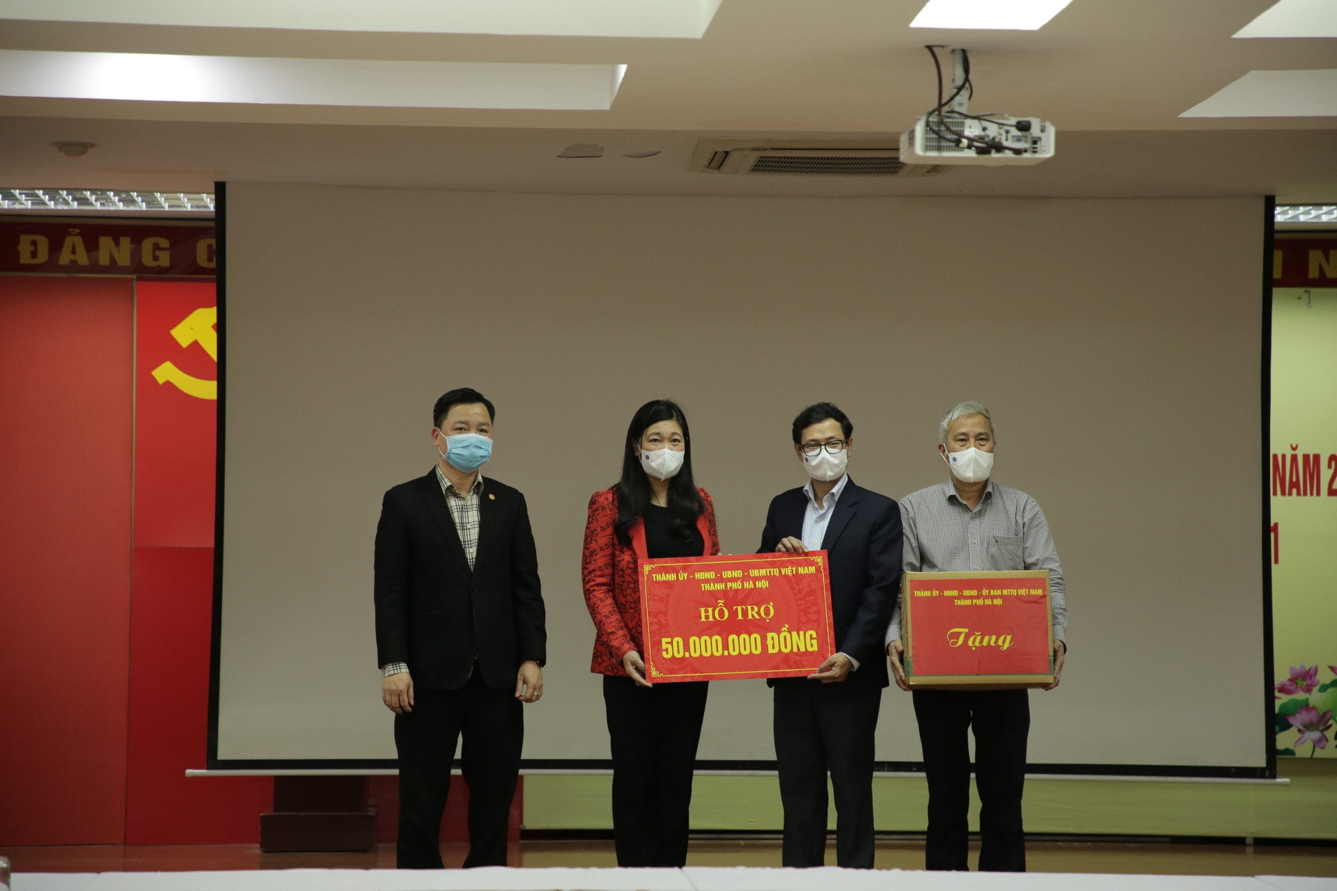 Ủy ban MTTQ thành phố Hà Nội trao hỗ trợ cho CDC Hà Nội.