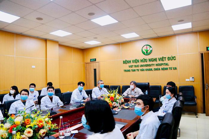 Các chuyên gia của Bệnh viện Việt Đức tham dự buổi hội chẩn, hỗ trợ cấp cứu từ đầu cầu Hà Nội. Ảnh: Baomoi.