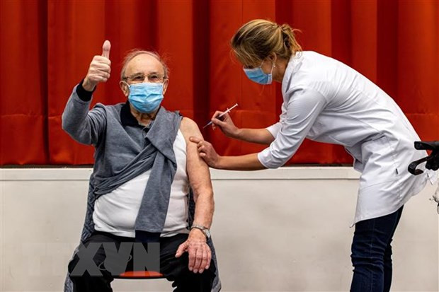Người dân được tiêm vắcxin phòng COVID-19 tại Aaltar, Hà Lan. (Ảnh: AFP/TTXVN).