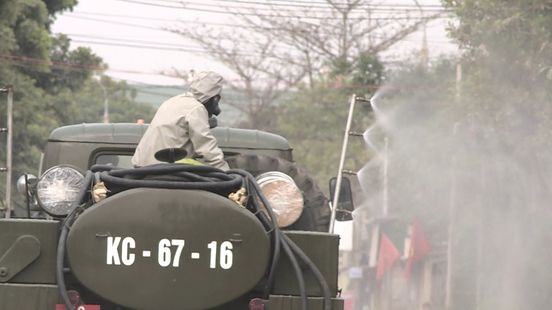 Xe chuyên dụng của Quân khu 3 phun khử khuẩn, tiêu độc tại TX Đông Triều.
