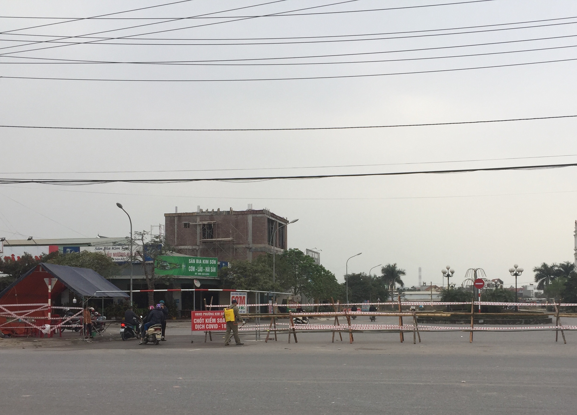 Chốt kiểm soát tại khu đô thị phường Kim Sơn, thị xã Đông Triều (Quảng Ninh) lập v kiểm soát người ra, vào và phung thuốc khử khuẩn các phương tiện đã hoạt động từ ngày 28/1.