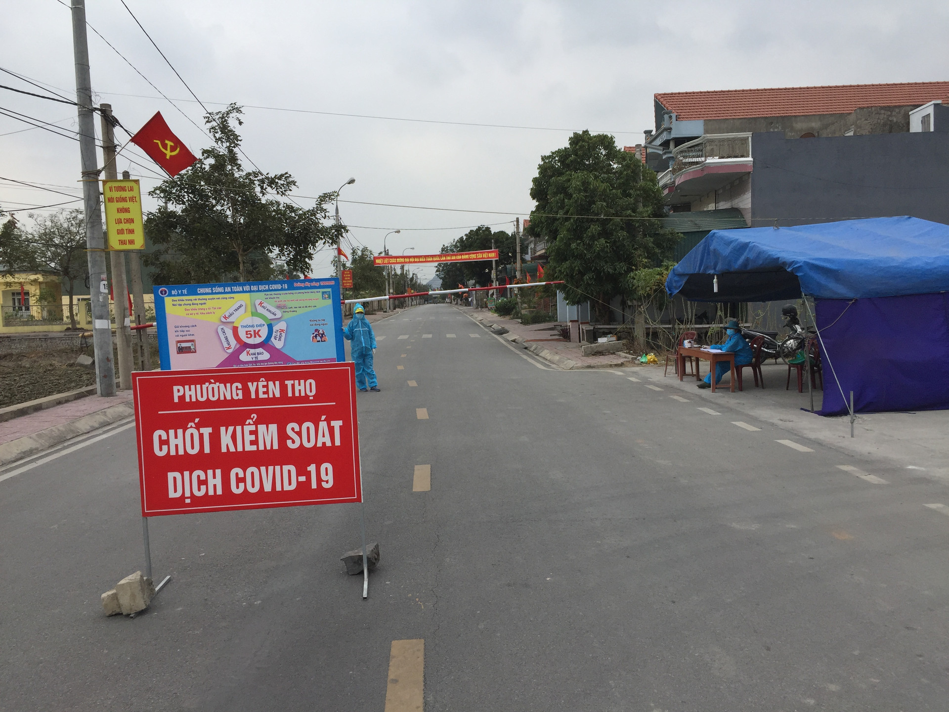 Người trực tại chốt kiểm soát khu Yên Lãng 3, phường Yên Thọ, thị xã Đông Triều (Quảng Ninh) được trang bị quần áo phòng dịch duy trì hoạt động 24/24 giờ đảm bảo an toàn cho nhân dân.