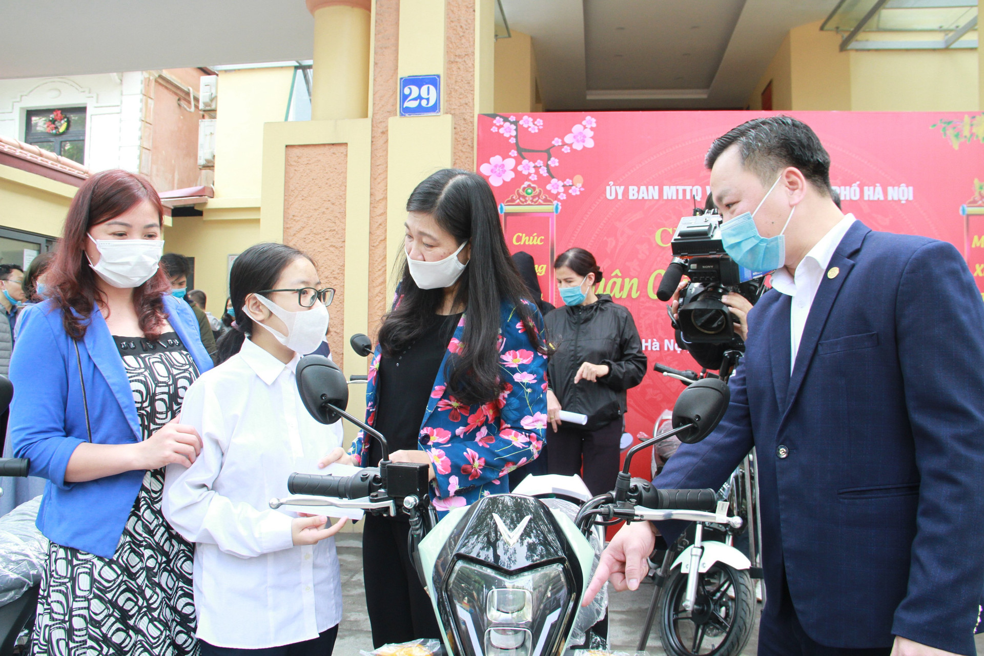Chủ tịch UBMTTQ thành phố Hà Nội trao xe máy điện cho học sinh giỏi có hoàn cảnh khó khăn. 
