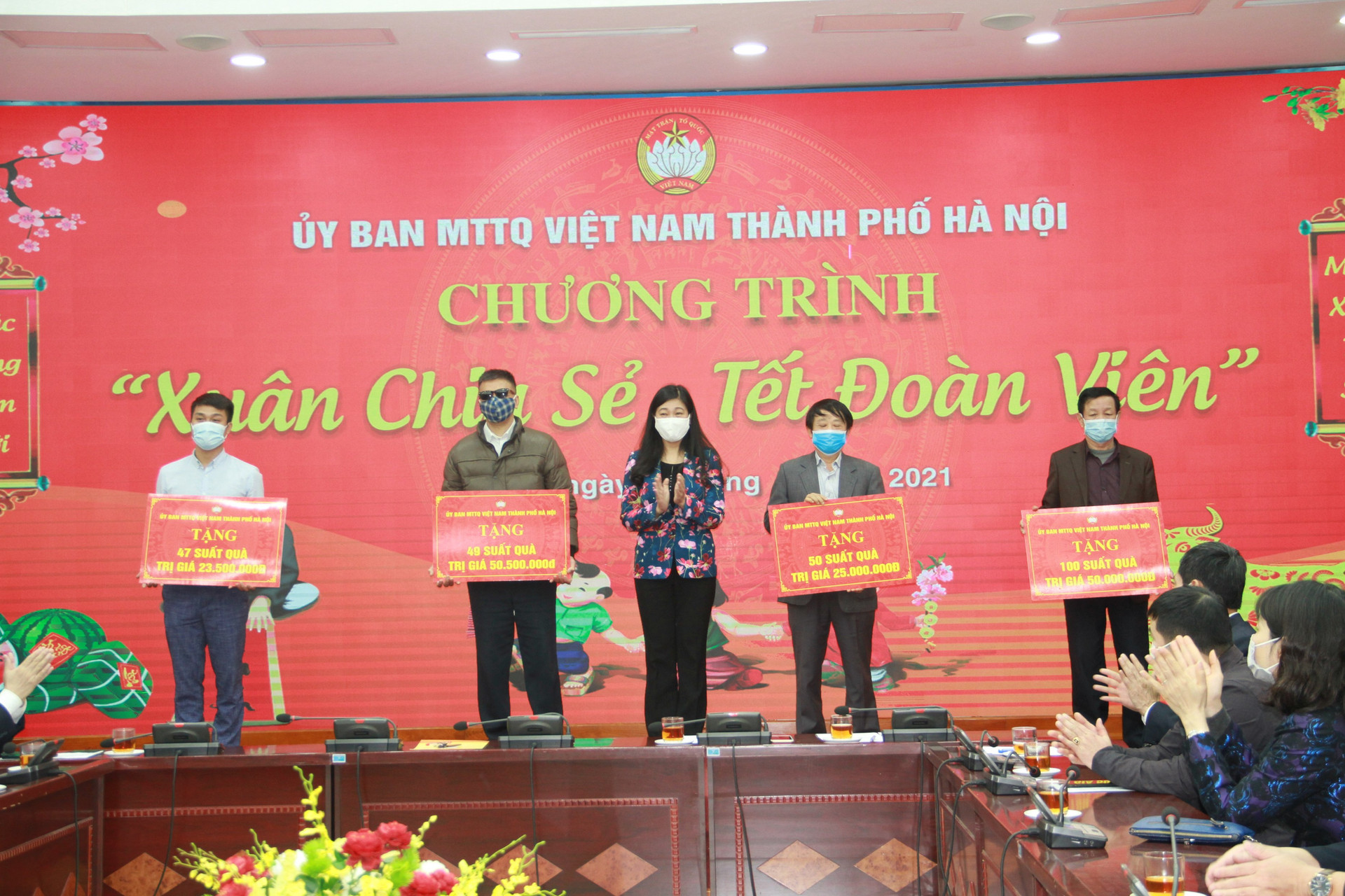 Chủ tịch UBMTTQ thành phố Hà Nội tặng quà cho người nghèo, người có hoàn cảnh khó khăn.
