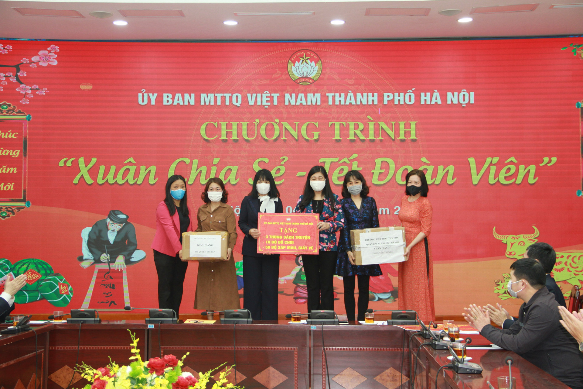 UBMTTQ thành phố tặng truyện tranh và bộ tô màu cho các cháu trường tiểu học Xuân Phương. 