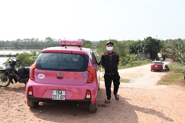 Xe ô tô BKS 15A-201.97 chở 04 khách trốn chốt kiểm soát dịch COVID-19