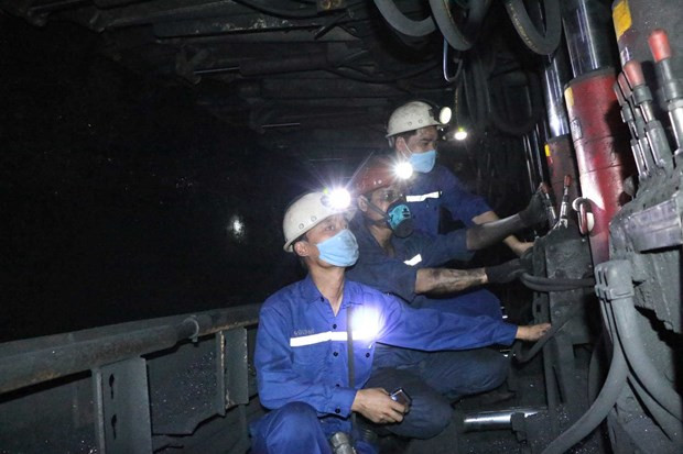 Công nhân thực hiện nghiêm việc đeo khẩu trang phòng, chống dịch trong ca lao động sàn xuất. (Nguồn: Quangninh.gov.vn).
