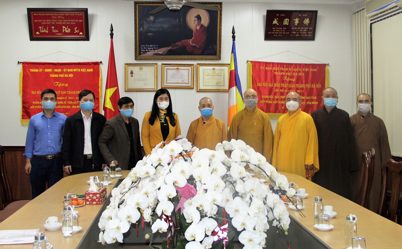 Chủ tịch UBMTTQ thành phố Nguyễn Lan Hương chúc mừng Giáo hội Phật giáo Việt Nam thành phố Hà Nội nhân dịp chuẩn bị đón xuân Tân Sửu 2021.