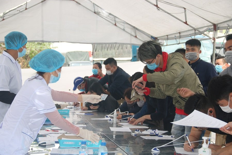 Các công dân vào TP Hải Phòng khai báo y tế tại Chốt kiểm soát dịch ga Dụ Nghĩa, huyện An Dương, TP Hải Phòng (ảnh chụp sáng 5/2/2021)