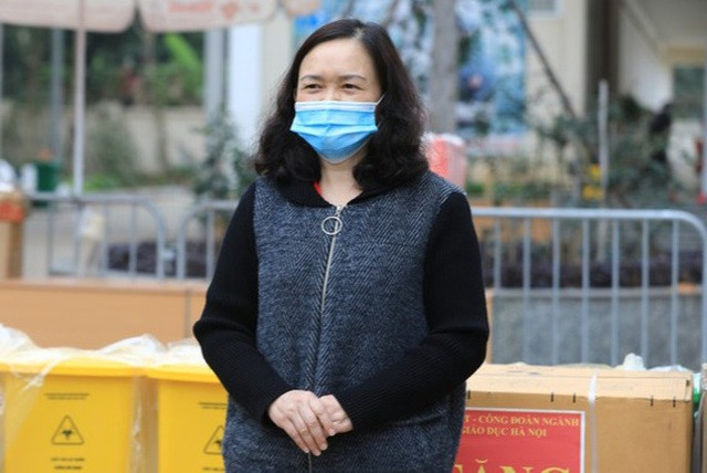 Bà Lê Thị Tuyết Lan, Hiệu trưởng trường Tiểu học Xuân Phương, dù không thuộc diện nhưng tự nguyện vào cách ly để chăm lo cho học sinh. 