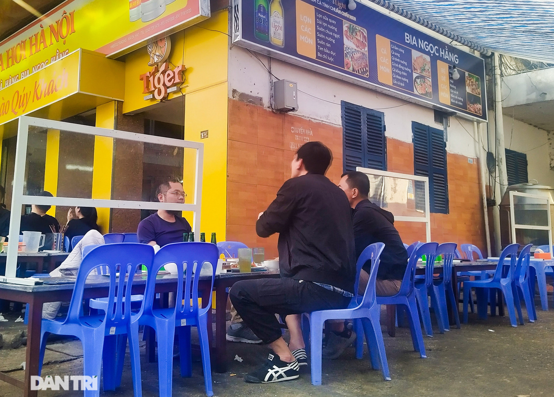 Trước đó, nhiều nhà hàng, quán ăn trên địa bàn Hà Nội cũng đã thực hiện dựng vách ngăn nhằm giãn cách chỗ ngồi cho khách hàng. Việc làm này thể hiện ý thức nghiêm túc thực hiện chỉ đạo giãn cách tại nhà hàng, quán cà phê của thành phố Hà Nội.
