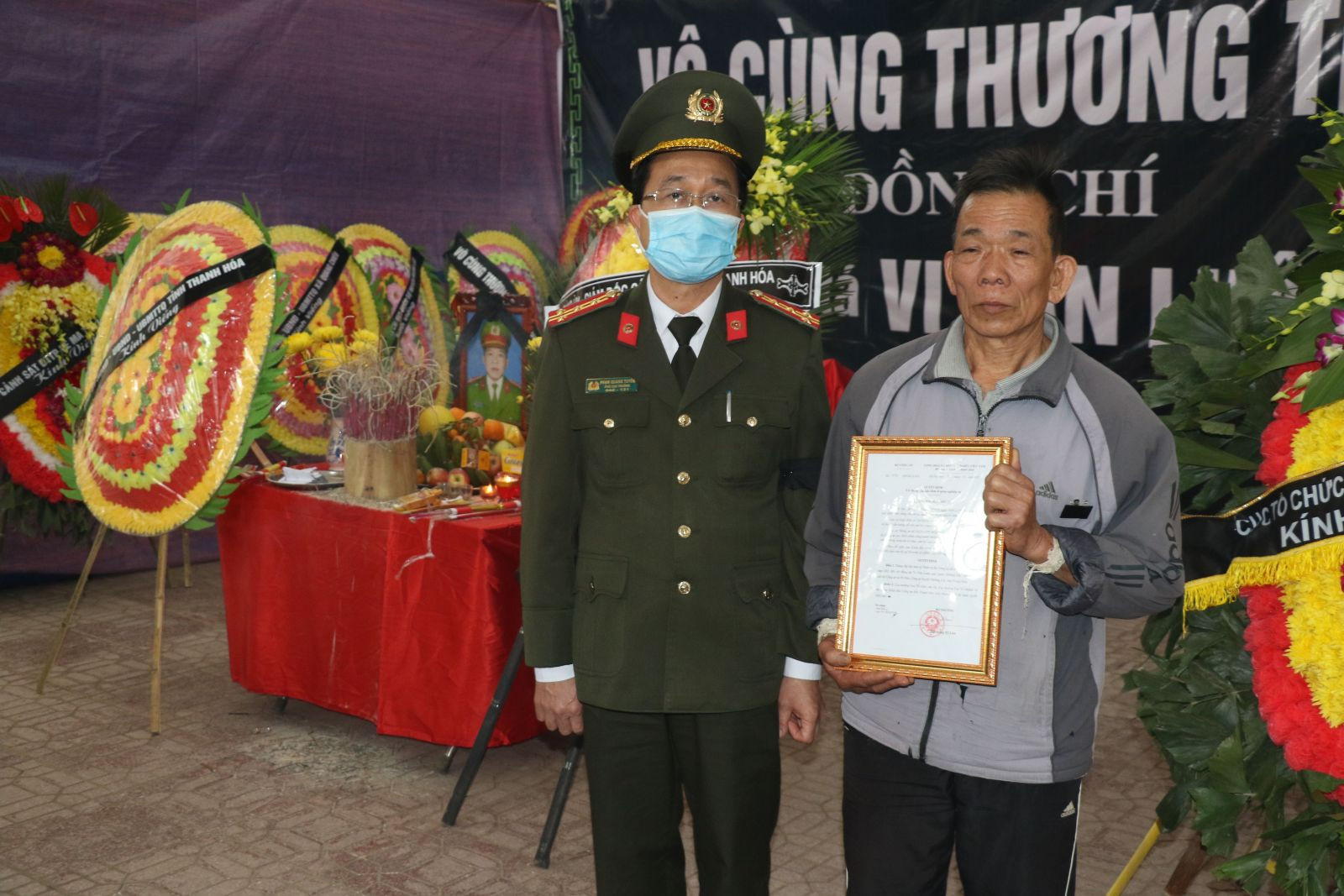 Lãnh đạo Bộ Công an trao Quyết định thăng cấp bậc hàm từ Thiếu tá lên Trung tá cho gia đình chiến sĩ Vi Văn Luân. 