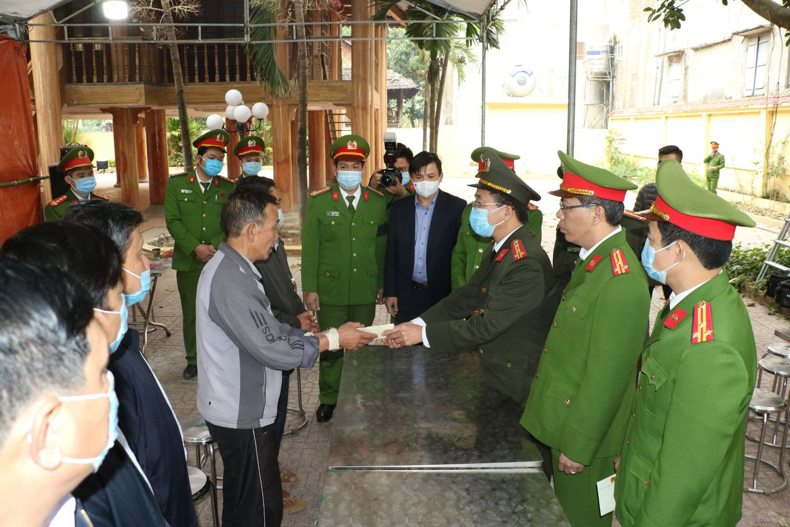 Đại tá Phạm Quang Tuyển, Phó cục trưởng Cục Tổ chức cán bộ đã trao 50 triệu đồng cho gia đình chiến sĩ Vi Văn Luân.