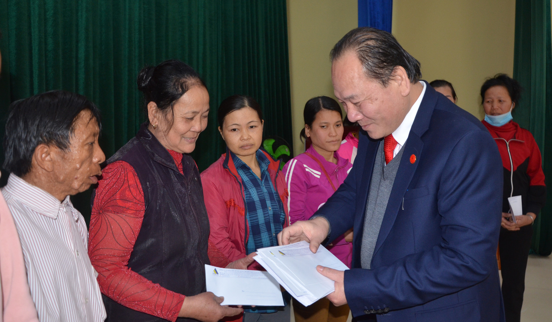 Chủ tịch UBMTTQ tỉnh Bắc Giang tặng quà cho người nghèo huyện Yên Thế.