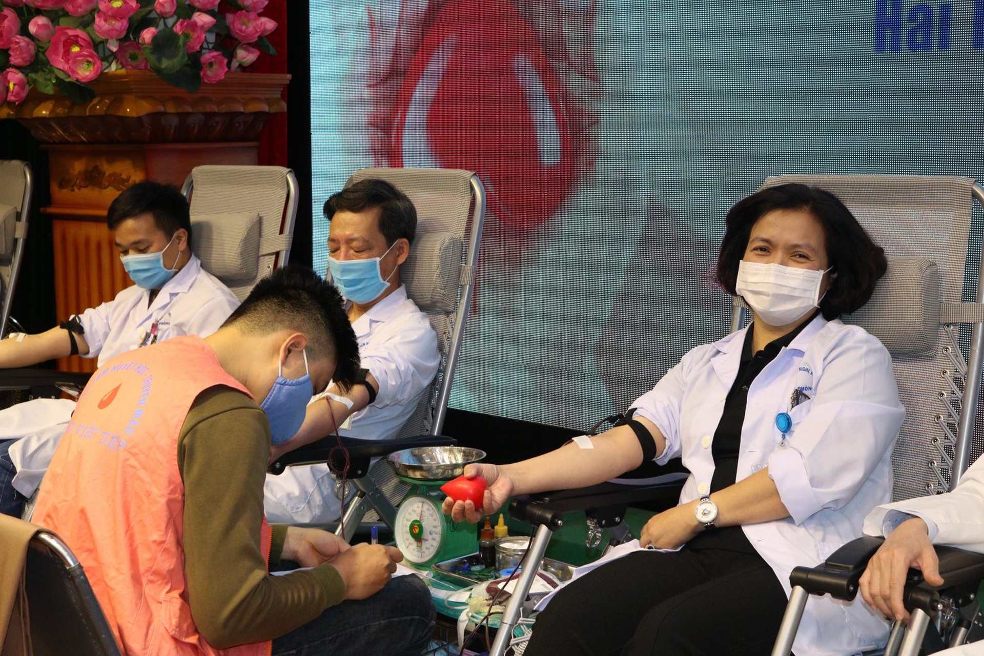 Tập thể lãnh đạo Bệnh viện Hữu nghị Việt Tiệp hiến máu ngày 6/2.