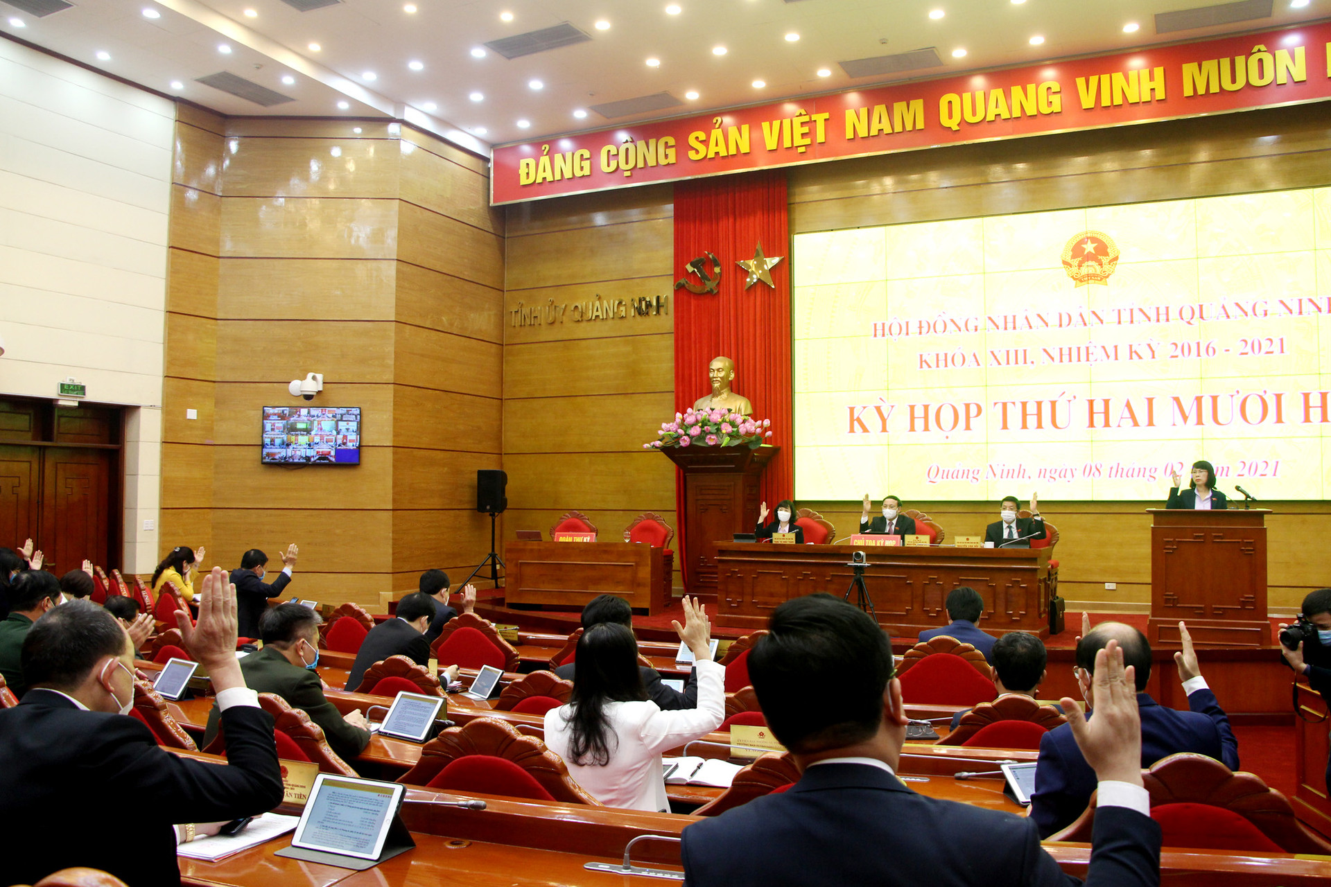 Các đại biểu HĐND tỉnh Quảng Ninh biểu quyết thông qua Nghị quyết của kỳ họp.