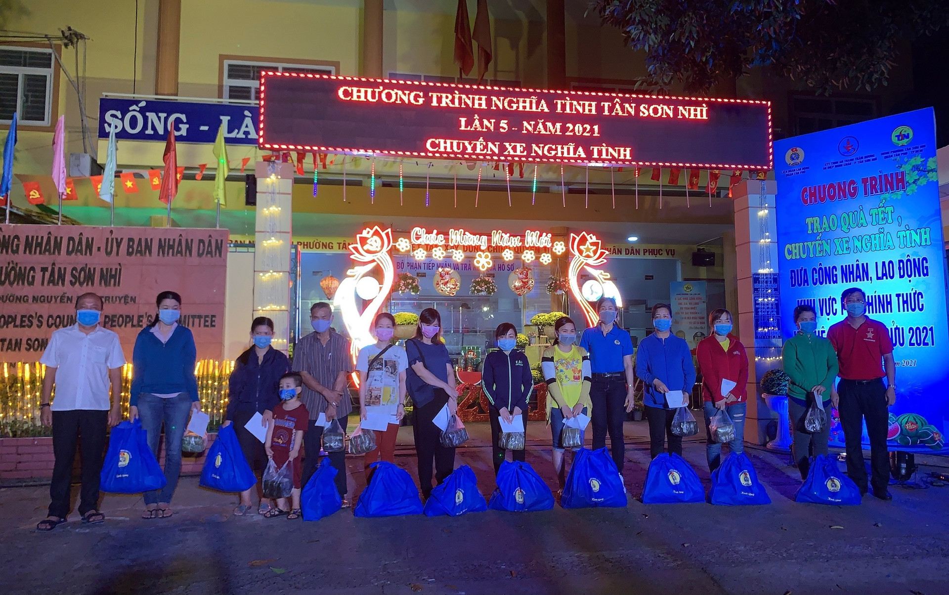 Trao quà cho các gia đình có hoàn cảnh khó khăn tại phường Tân Sơn Nhì