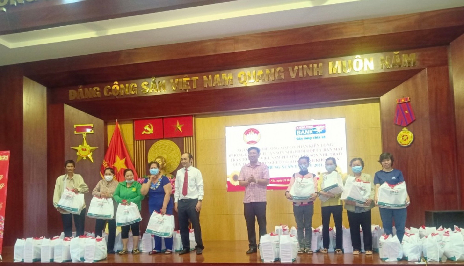 Ông Lê Anh Tuấn, Bí thư Đảng ủy phường Tân sơn Nhì trao quà cho các hộ nghèo
