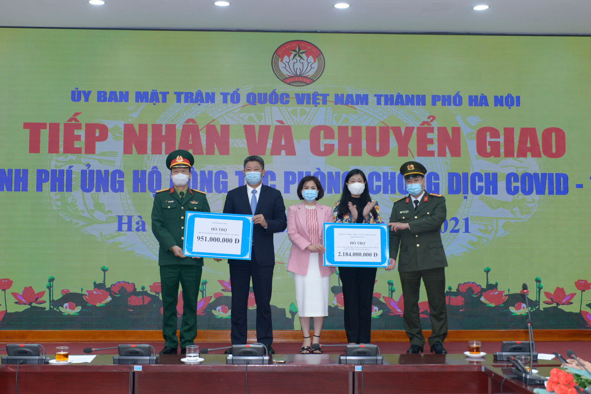 Ủy ban MTTQ thành phố Hà Nội trao ủng hộ phòng dịch Covid - -19 cho lực lượng tuyến đầu chống dịch. 