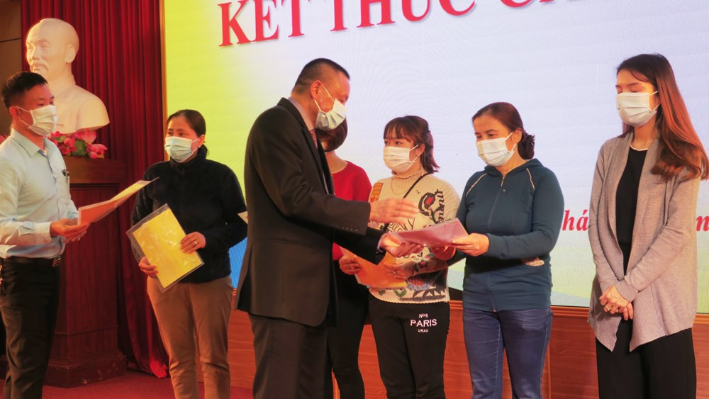 Ông Bùi Văn Chiến- Giám đốc Bệnh viện Trẻ em Hải Phòng trao giấy chứng nhận hoàn thành cách ly y tế cho các trường hợp