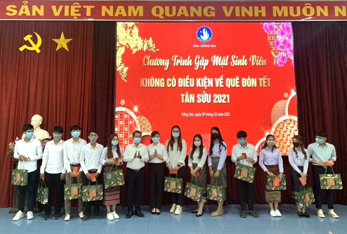 Lãnh đạo tỉnh Đồng Nai tặng quà Tết Nguyên Đán 2021 cho sinh viên Lào, Campuchia.