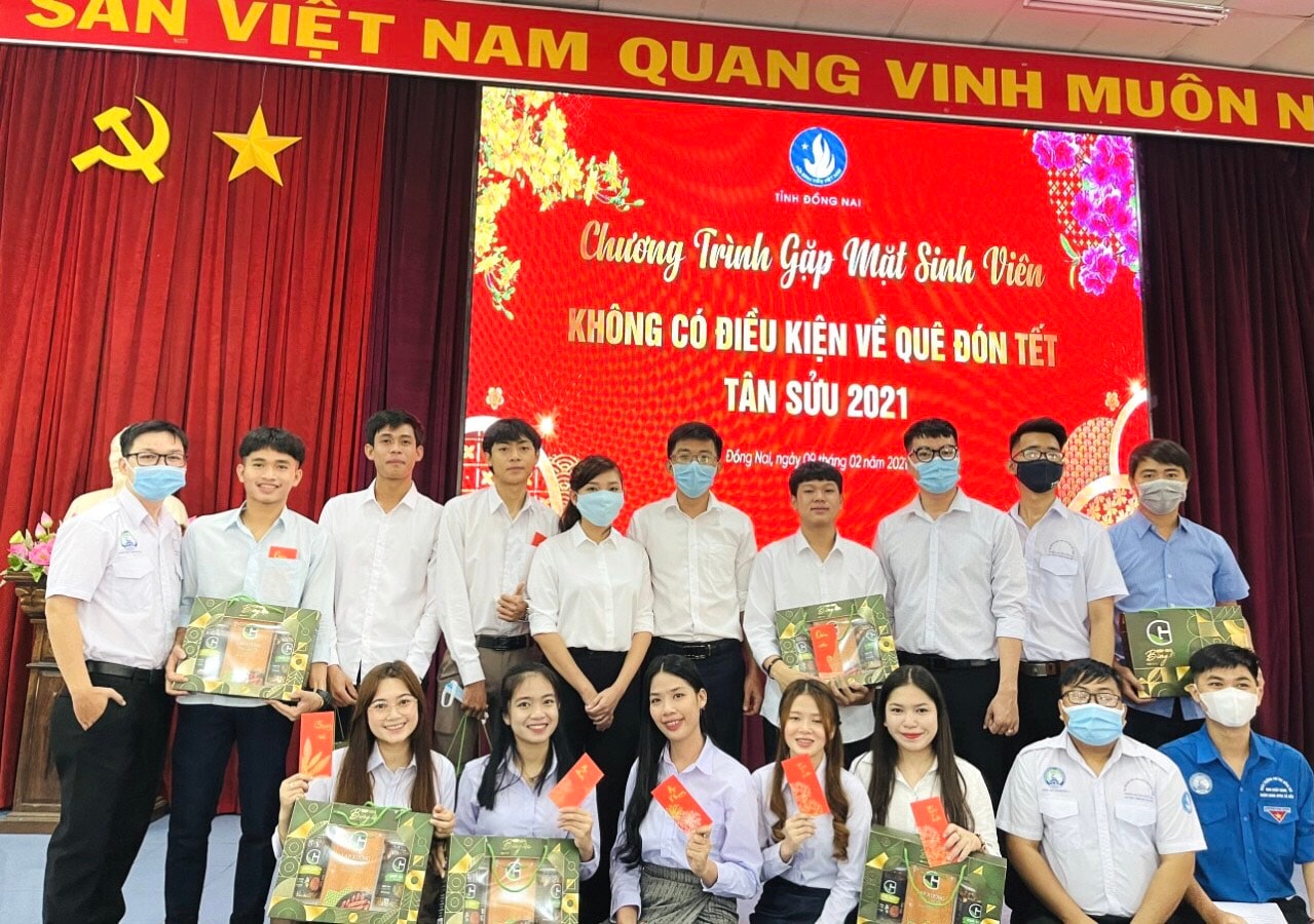 Trao quà cho sinh viên Lào, Campuchia đang học tập tại Đồng Nai