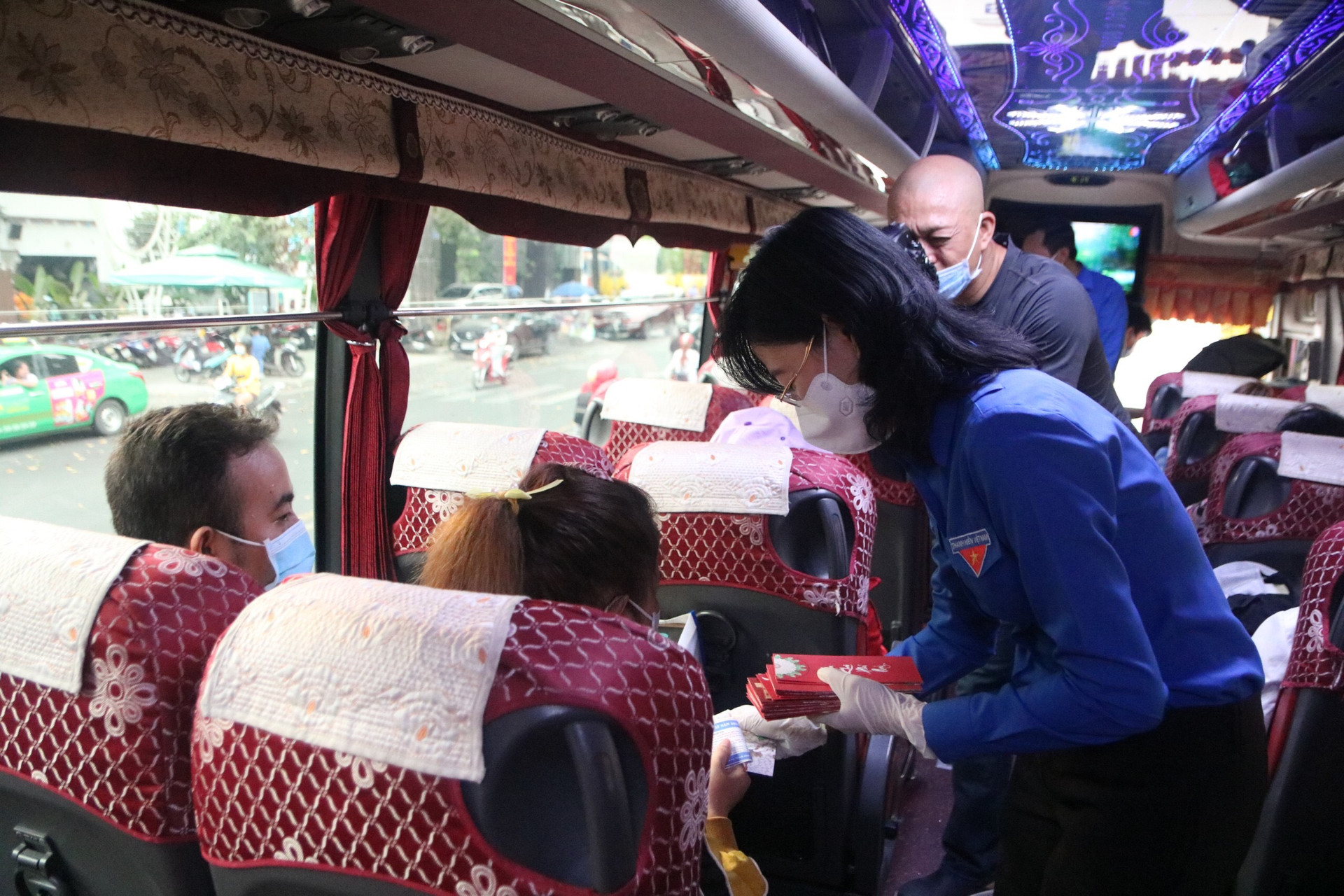 Chuyến xe thanh niên, công nhân xa quê về ăn Tết được tổ chức chu đáo, xúc động trong dịp Tết Nguyên đán.